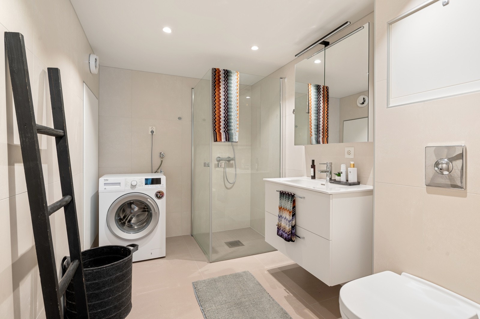 Flislagt bad som er betydelig oppgradert og fremstår som meget tiltalende med gode materialvalg. Galleribilde