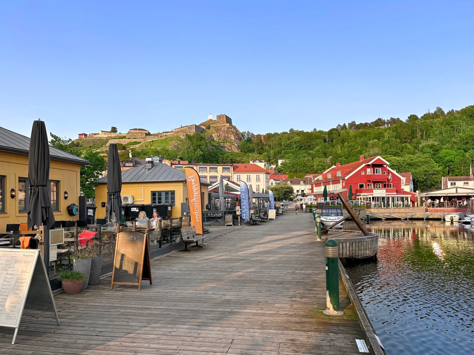 Alle byens fasiliteter ligger i nærområdet til havna. Galleribilde