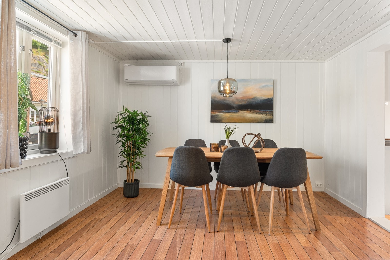 Hyggelig spisestue hvor du får inn godt med naturlig lys. Galleribilde