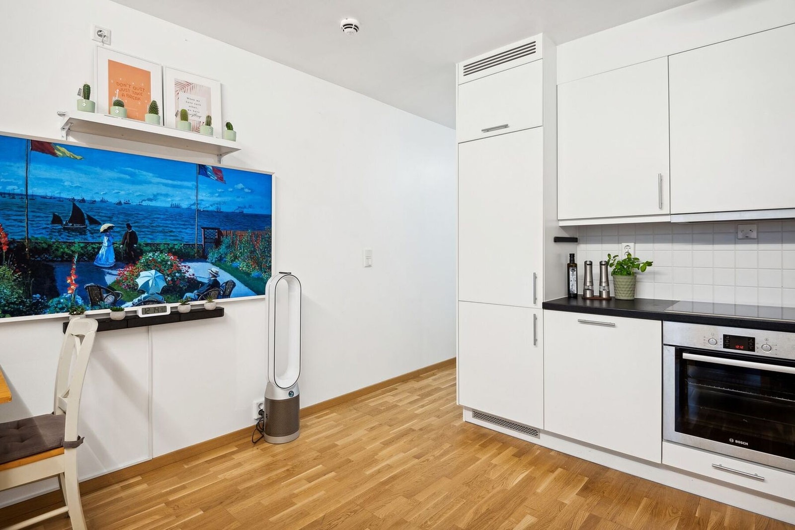 Lyst og trivelig oppholdsrom i åpen løsning med kjøkkenet. Galleribilde