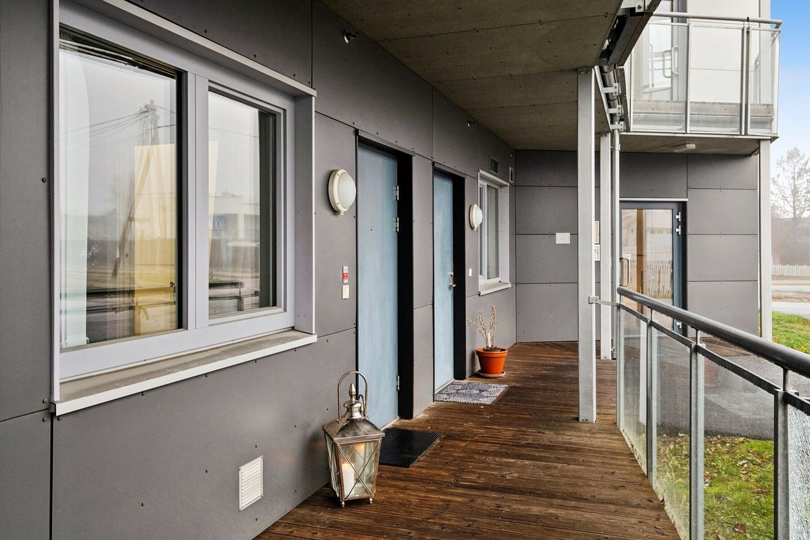 Boligen har inngang via en felles svalgang, og det er en fin uteplass i forbindelse med inngangspartiet. Galleribilde