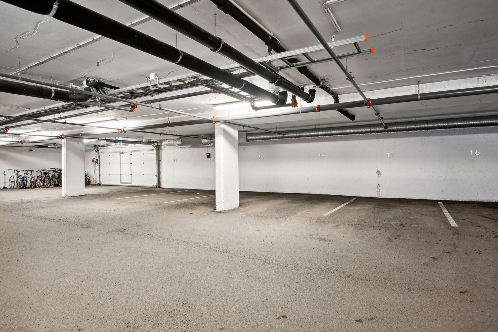 Leiligheten disponerer en garasjeplass i felles garasjeanlegg. Galleribilde