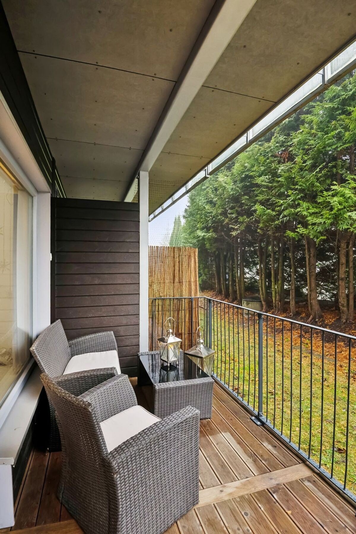 Intim terrasse med komfortable utemøbler og en skjermet beliggenhet. Galleribilde