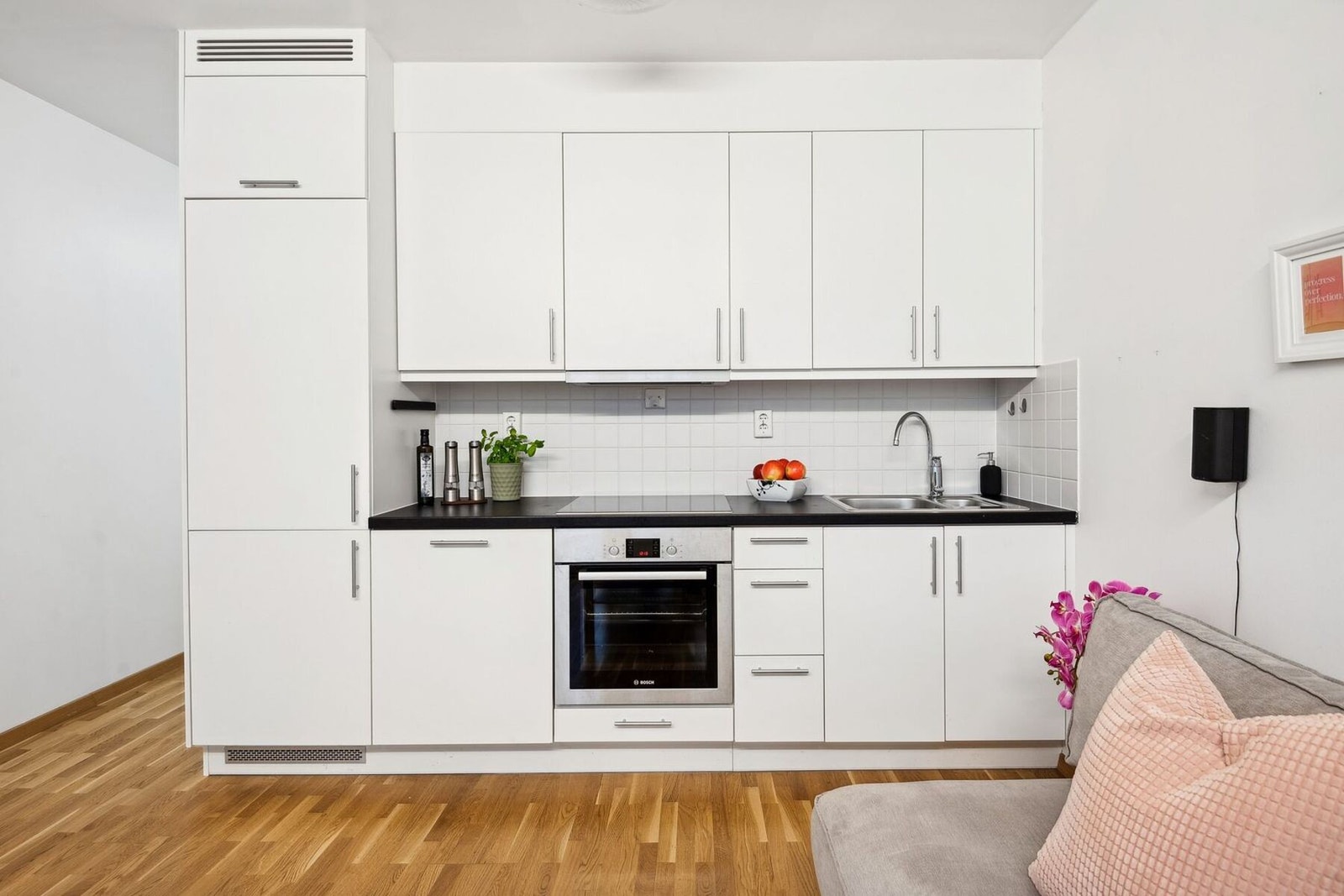 Elegant og funksjonelt kjøkken med god skapplass og integrerte hvitevarer, praktisk og stilrent. Galleribilde