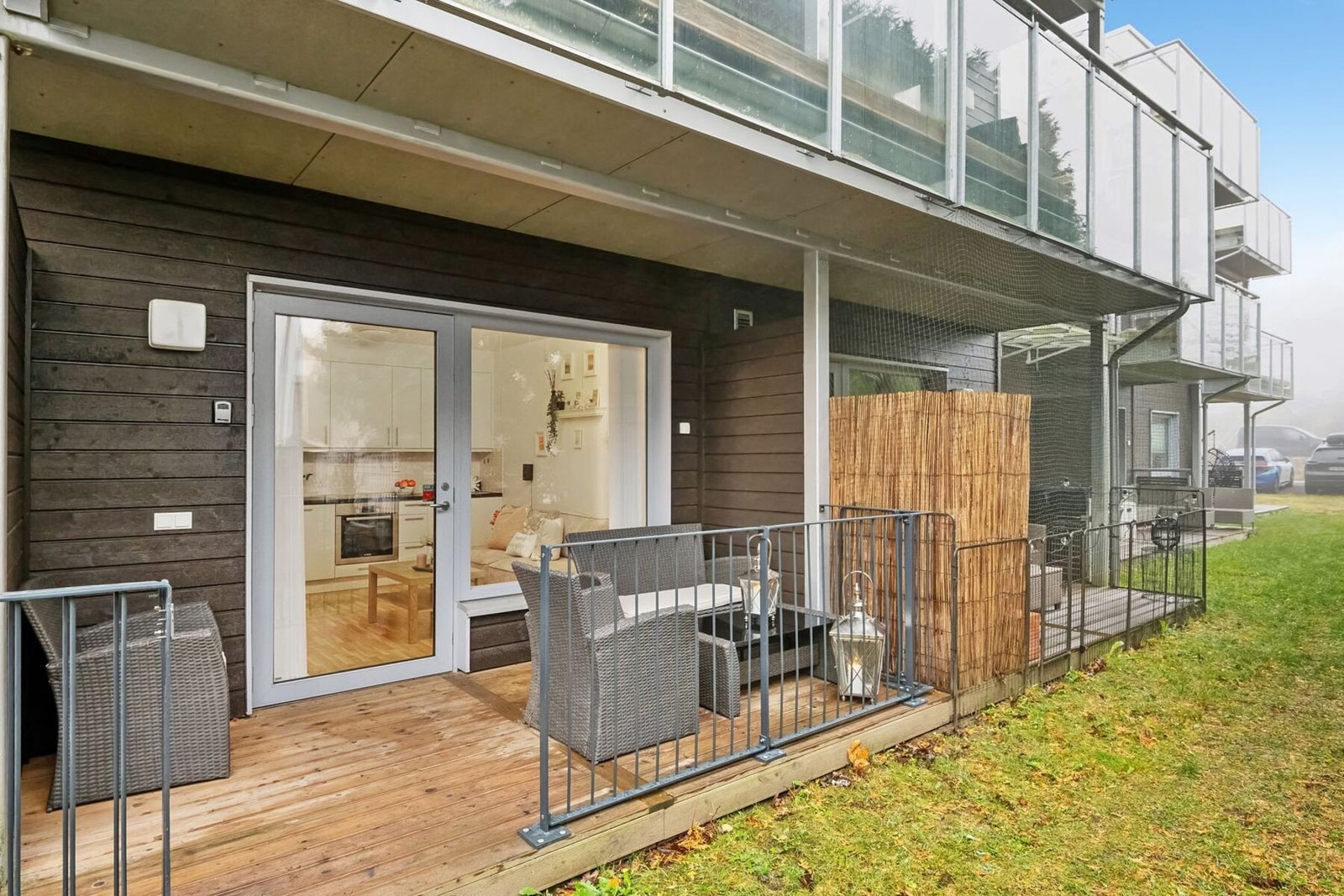 Koselig terrasse med plass til sittegruppe, perfekt for morgenkaffen eller avslappende kvelder utendørs. Skjermet med tregjerde og omgitt av grøntområder som gir en følelse av privatliv og nærhet til naturen. Galleribilde