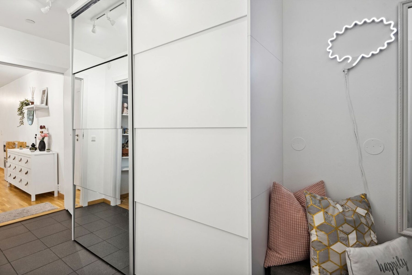 Entré - Innvendig ønskes du velkommen av en romslig entrè med gulvfliser og lun gulvvarme, og et stort garderobeskap. Galleribilde