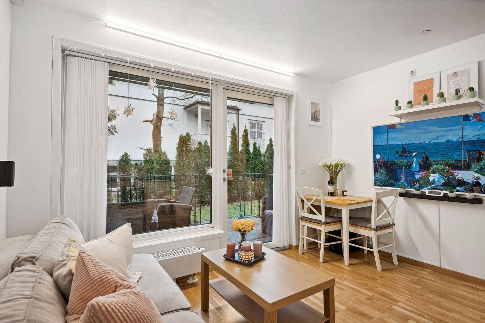 Stuen har store vindusflater som slipper inn mye naturlig lys og skaper en luftig atmosfære. Spiseplassen er praktisk plassert ved vinduet for en hyggelig utsikt under måltider. Galleribilde