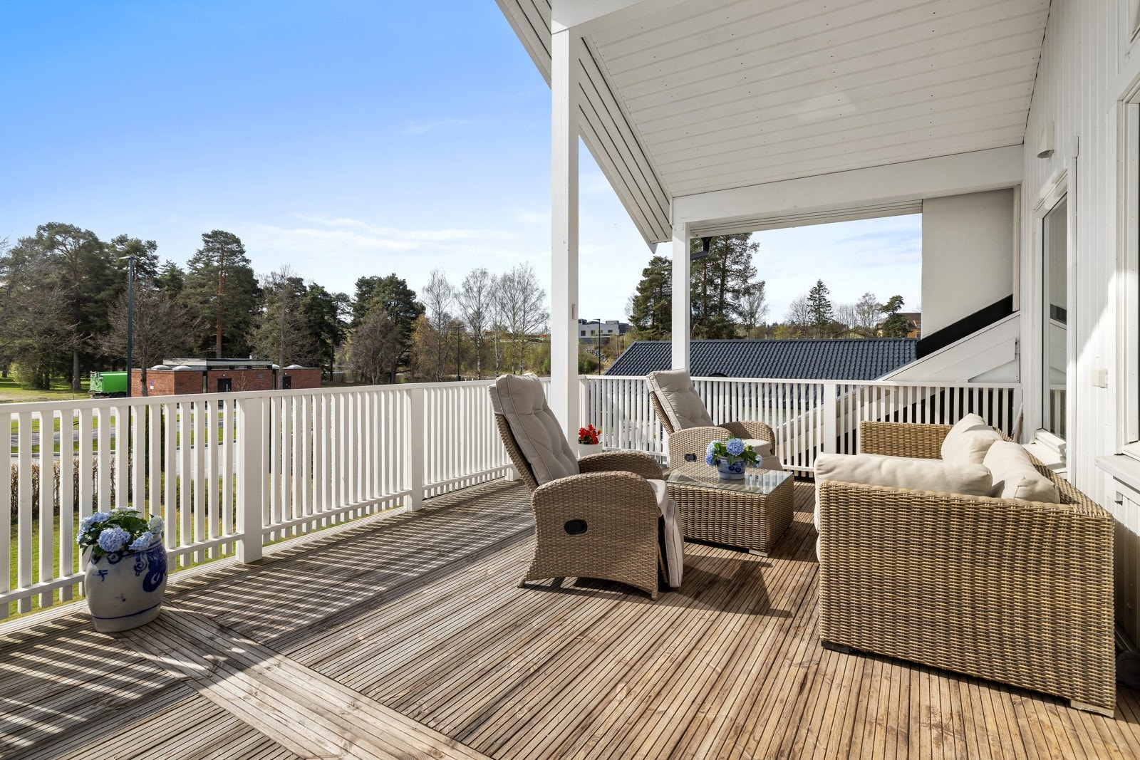Limtredragerne i himlingen/gesimsen er spesialbestilte og strekker seg gjennom hele huset, skulle en ha et ønske om å bygge inn verandaen. (Må omsøkes) Galleribilde