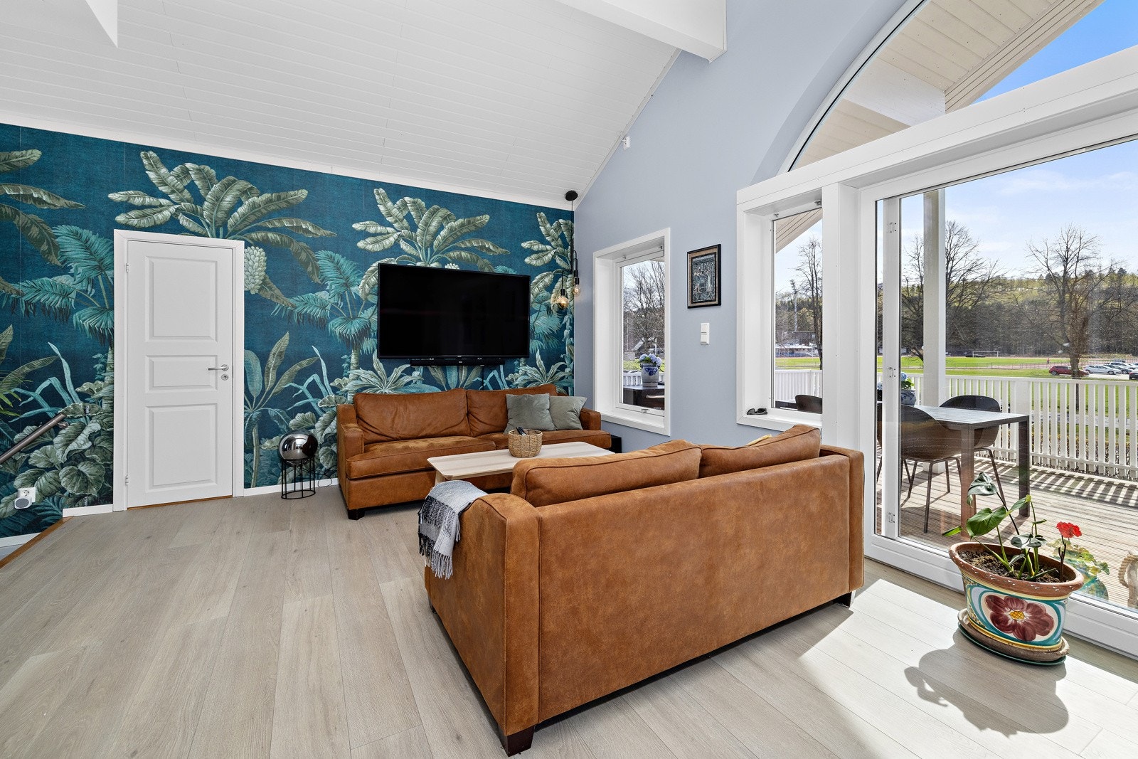 Stuen har store vindusflater, som slipper inn godt med naturlig lys. Galleribilde