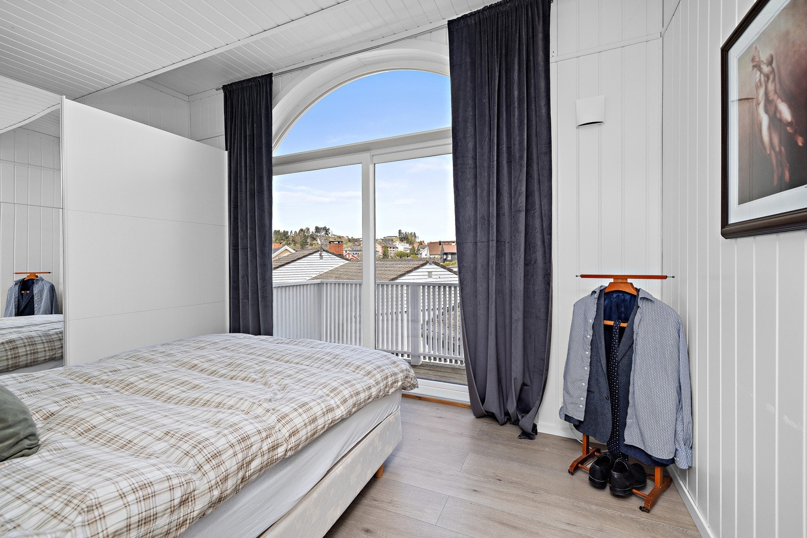 Soverommet bak kjøkkenet har adkomst til en liten balkong (ca. 2kvm). Galleribilde