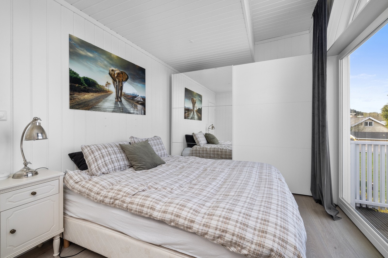 Her er det plass til både dobbeltseng og garderobeskap. Galleribilde