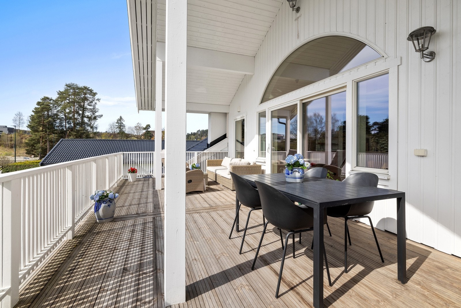 Verandaen er hele 32 kvm. stor. Galleribilde