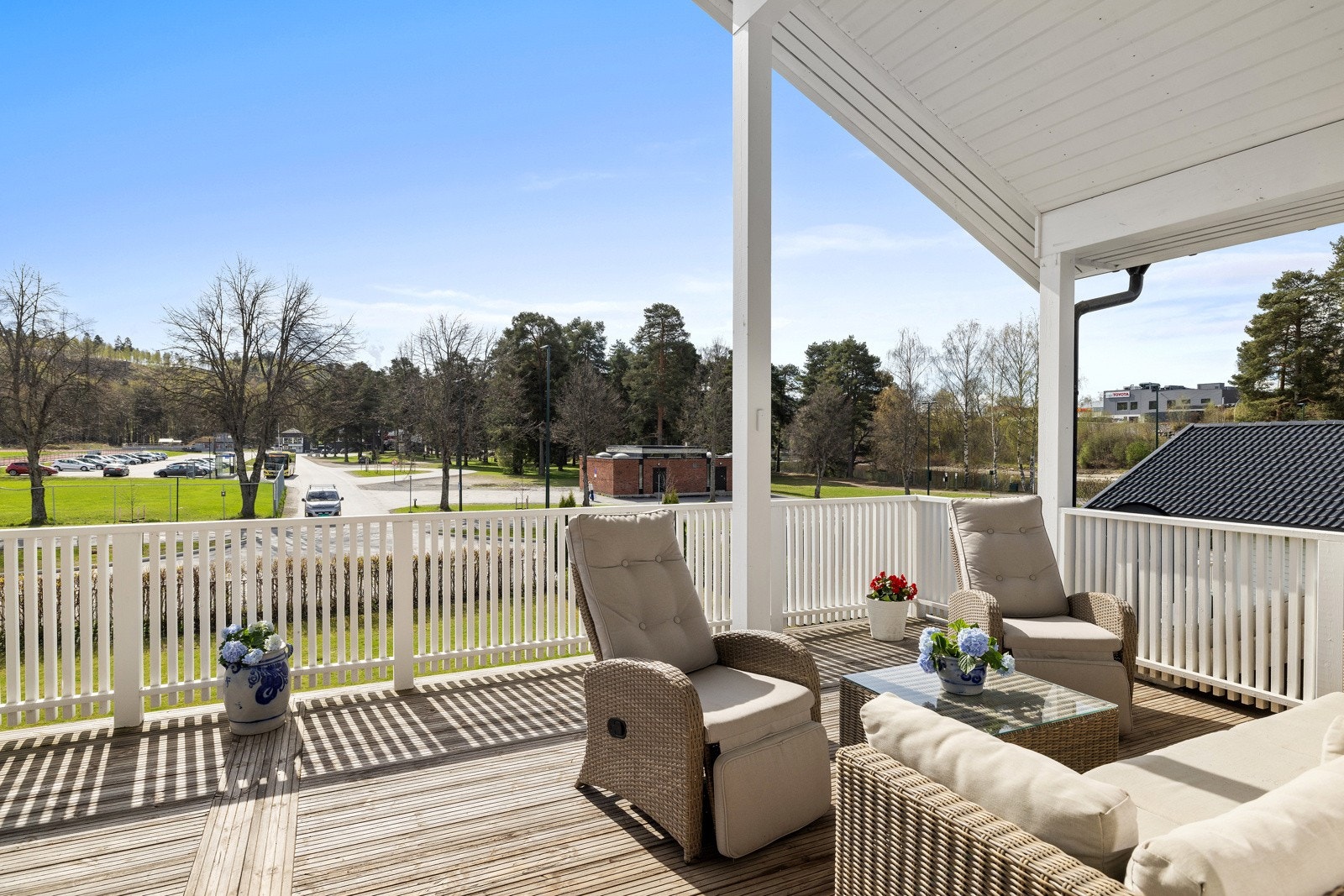 I direkte nærhet ligger AKA arena/Hønefoss arena/Schjongshallen med blant annet treningssenter, klatrevegg, fotballbaner og ishockeyhall. Galleribilde