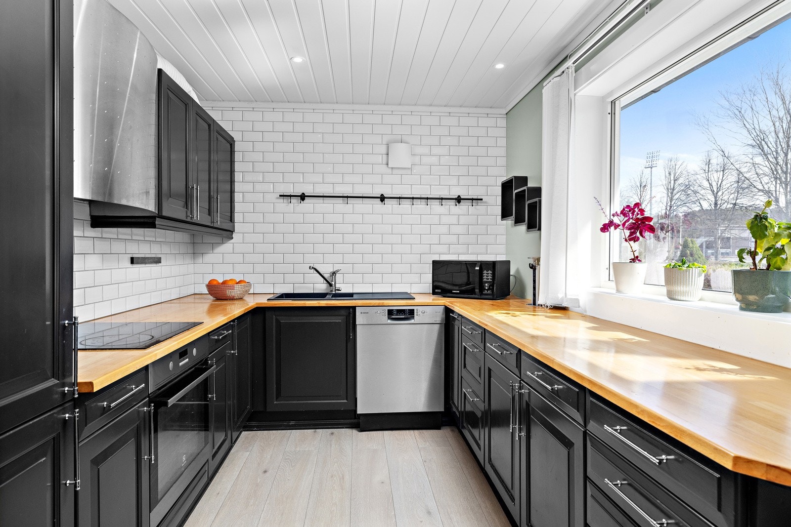 Stort kjøkken med gode arbeidsflater. Galleribilde