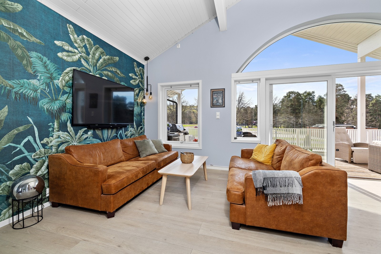 Fra stuen er det adkomst til stor overbygget veranda. Galleribilde