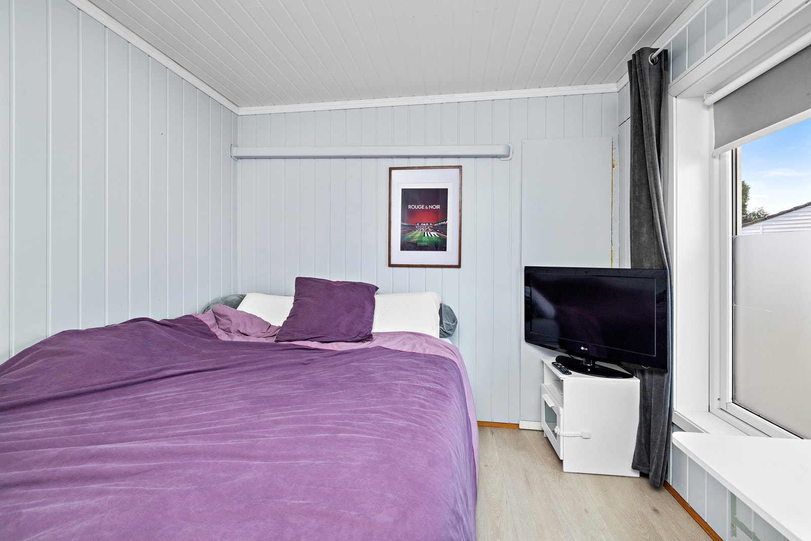 1. etasjer har to godkjente soverom, men benytter også kontoret til barnerom (for lite vindu) Galleribilde