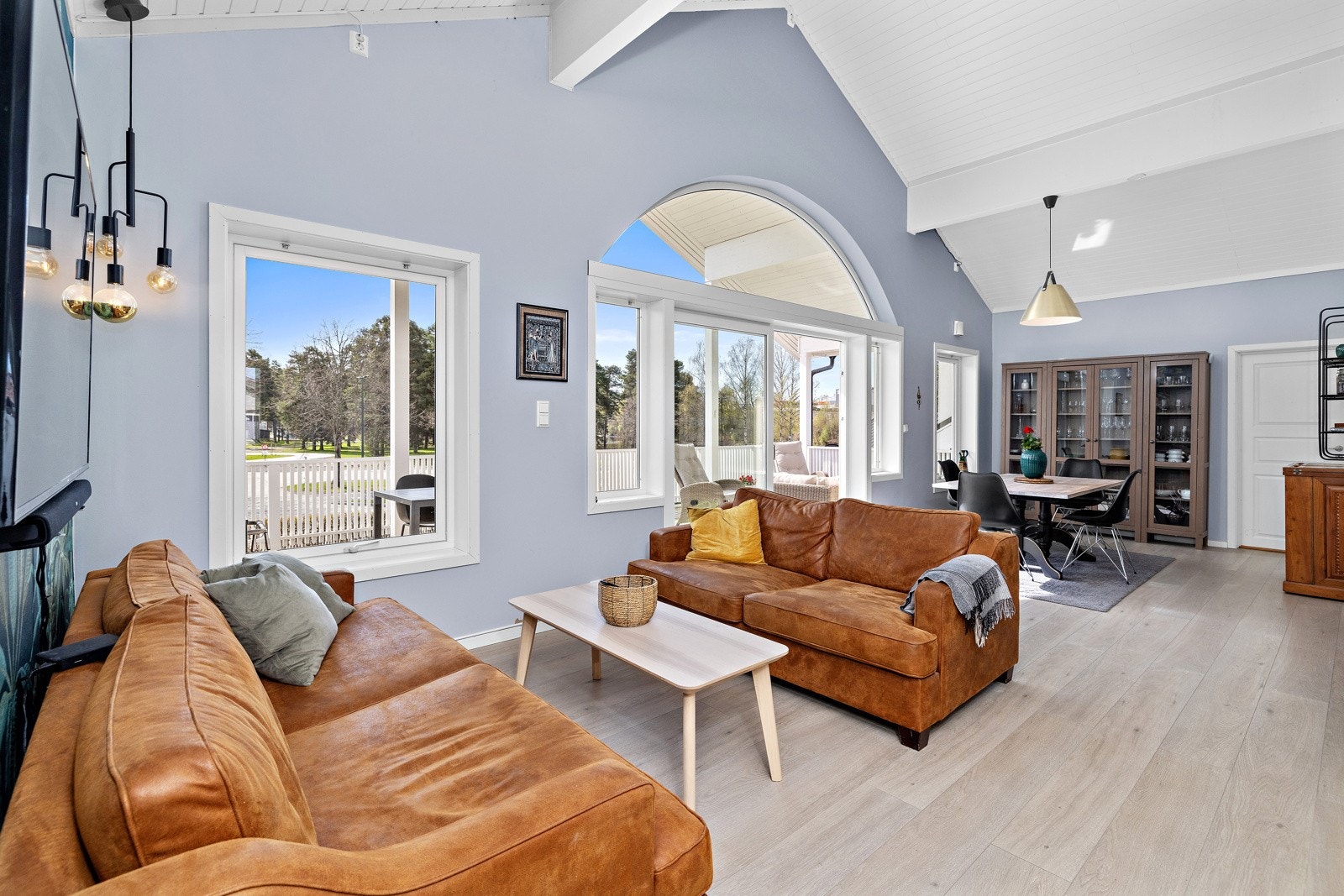 Huset består av to boenheter, vi tar for oss loftsetasjen først. Galleribilde