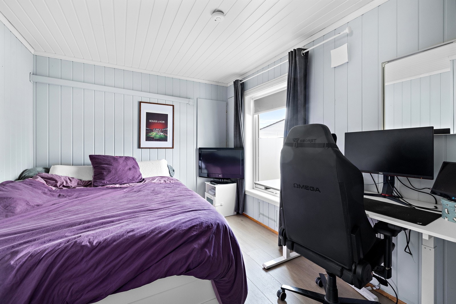 Romslig soverom med plass til både pult og dobbeltseng. Galleribilde