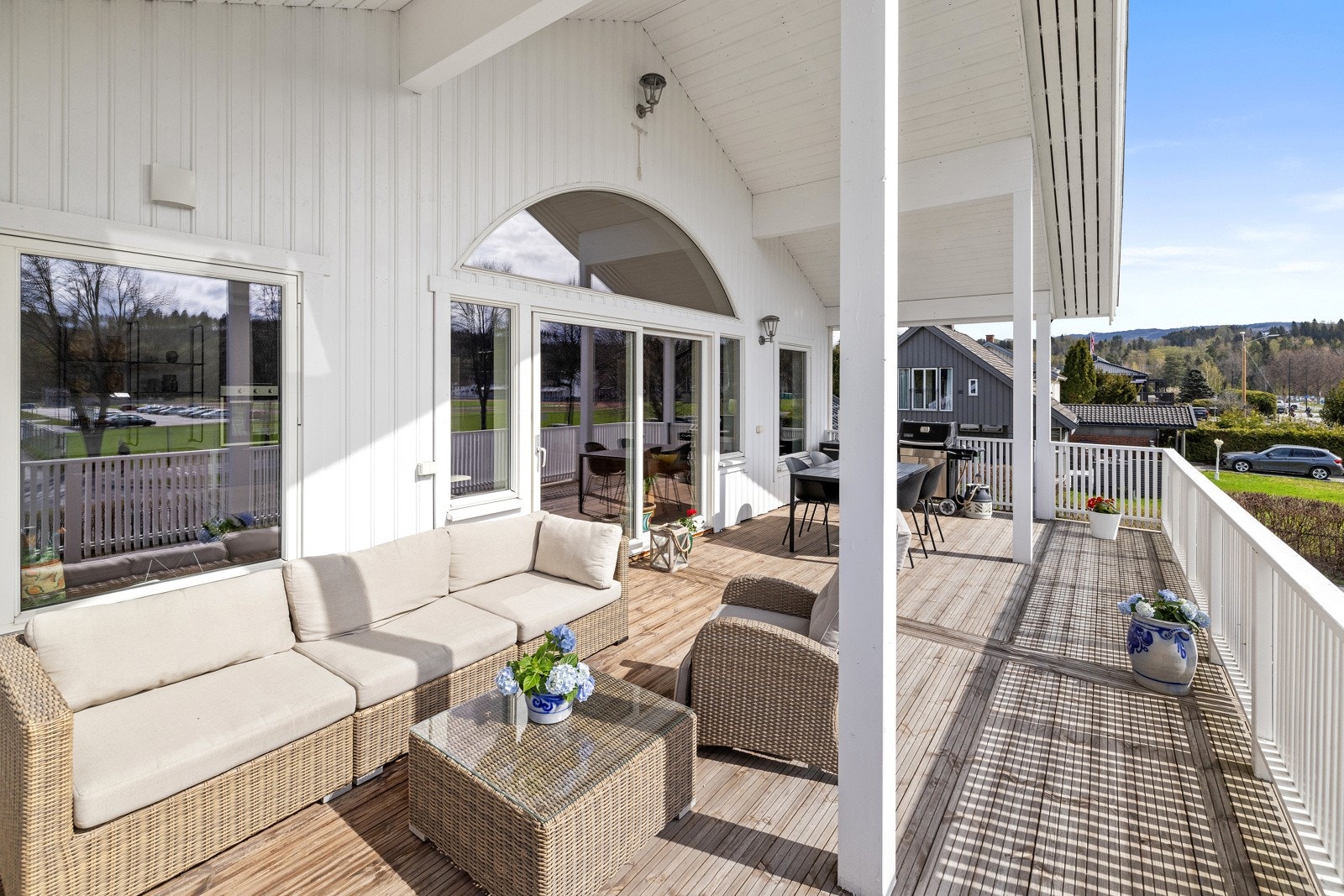 Verandaen vender mot sør og byr på svært gode solforhold. Galleribilde