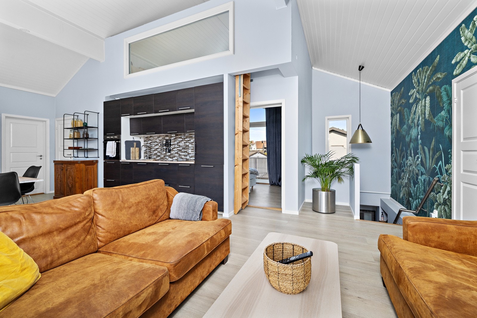 Veggene i denne delen av boligen er kun lettvegger. Dersom en ønsker å endre boligen tilbake til en boenhet vil det være naturlig å åpne stuen igjen og innlemme arealet soverommet og kjøkkenet nå opptar i stuedelen. Galleribilde