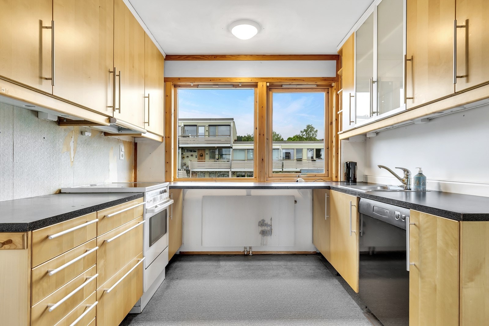 Kjøkkenet vender ut mot rolige omgivelser i borettslaget. Galleribilde