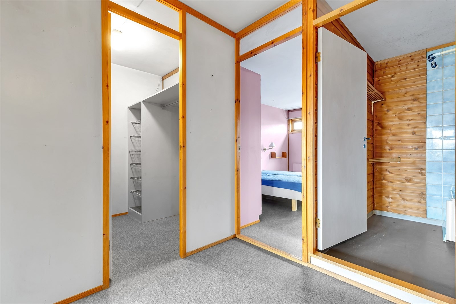 Gang i 2.etg som fører til soverom, bad og en bod på 3,3 kvm. Galleribilde