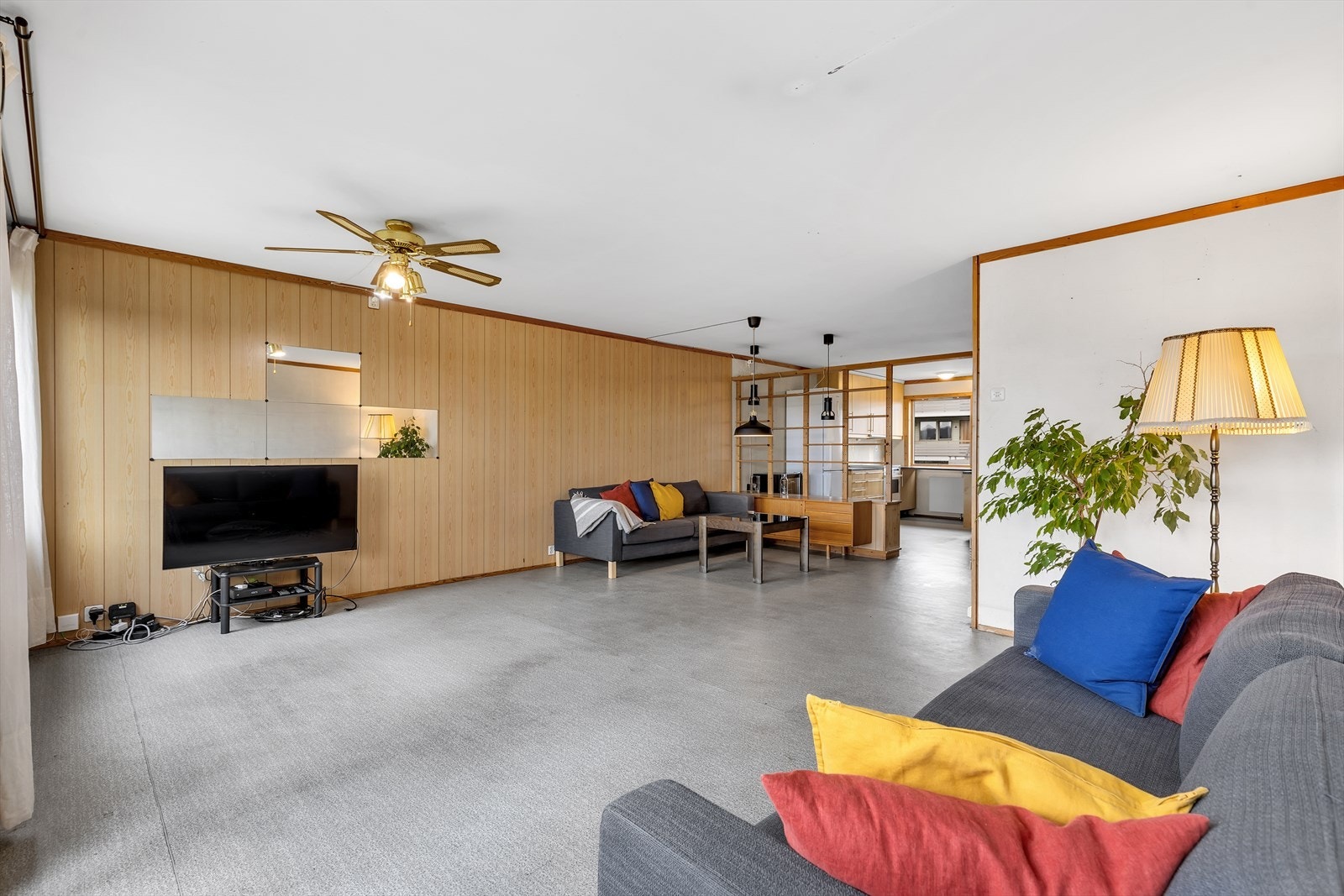 Stuen er av god størrelse og kan innredes i ulike soner. Galleribilde