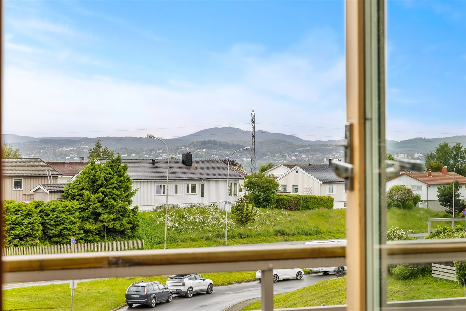 Flott utsikt mot Gråkallen fra stuen. Galleribilde