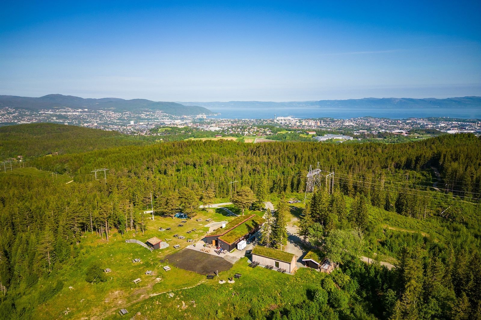 Nærhet til flotte tur- og friluftsområder i Estenstadmarka, noe som gir gode rekreasjonsmuligheter hele året. Galleribilde