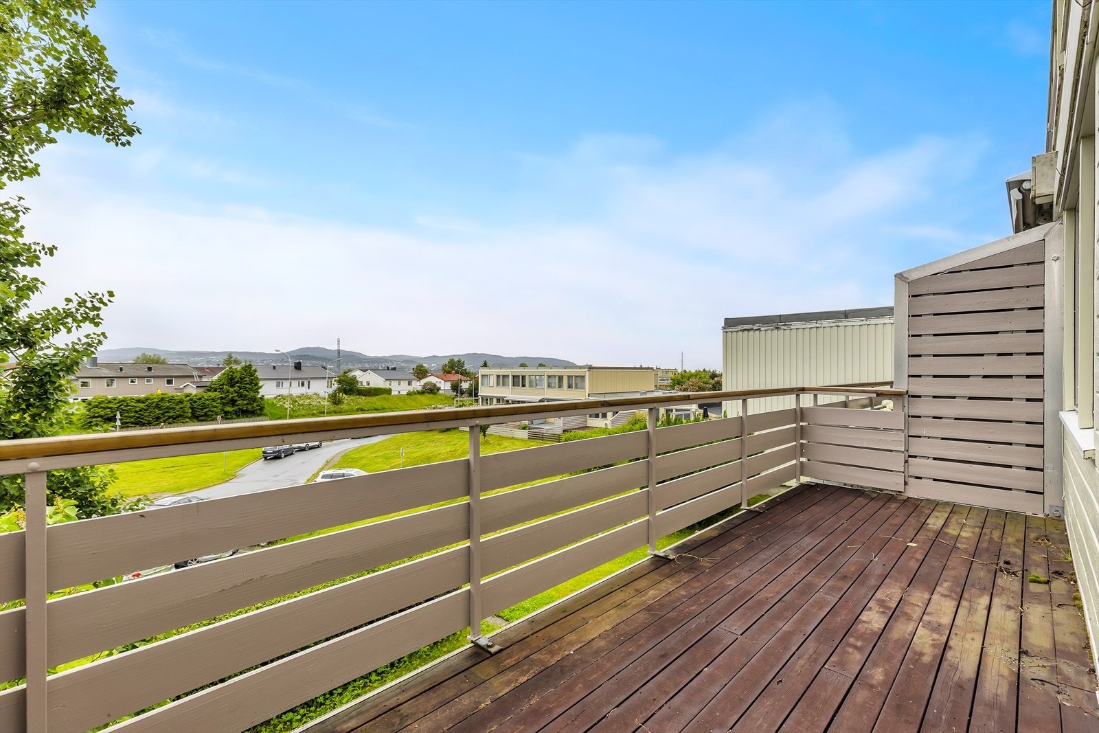 Vestvendt balkong med god utsikt og solforhold. Galleribilde