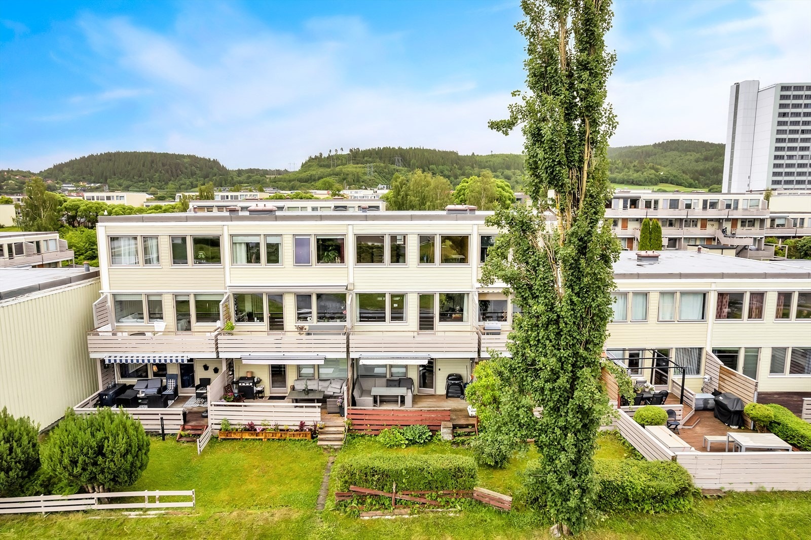 Boligen ligger i et trafikkstille, rolig og barnevennlig område med umiddelbar nærhet til barnehage og skole. Galleribilde