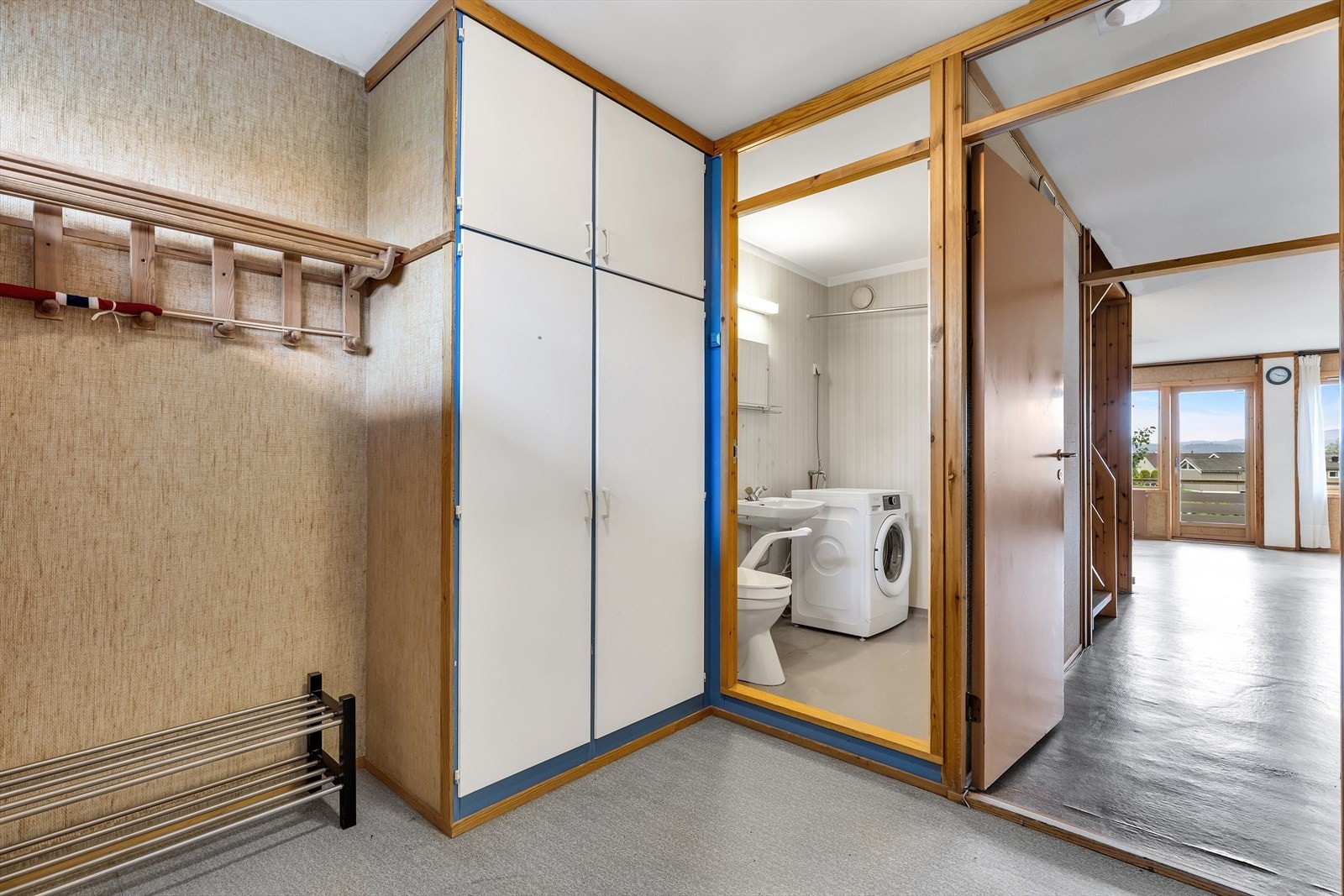 Inngangsparti som leder til WC/vaskerom og stue/kjøkken. Boligen oppvarmes via fjernvarme, som er inkludert i felleskostnadene. Galleribilde