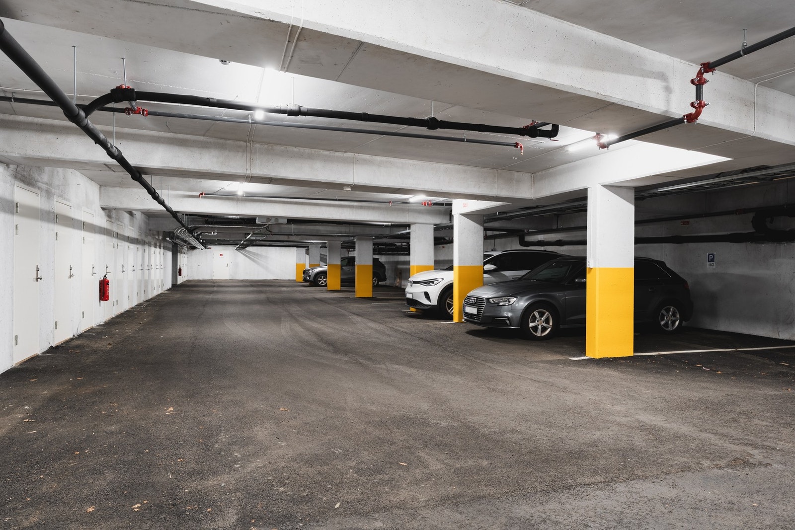 Parkeringsanlegg i kjelleren hvor det er mulighet for å kjøpe parkeringsplass. Galleribilde