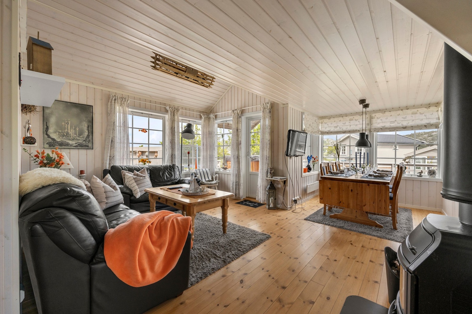 Gang, stue og kjøkken måler ca 32, 5 kvm. Galleribilde