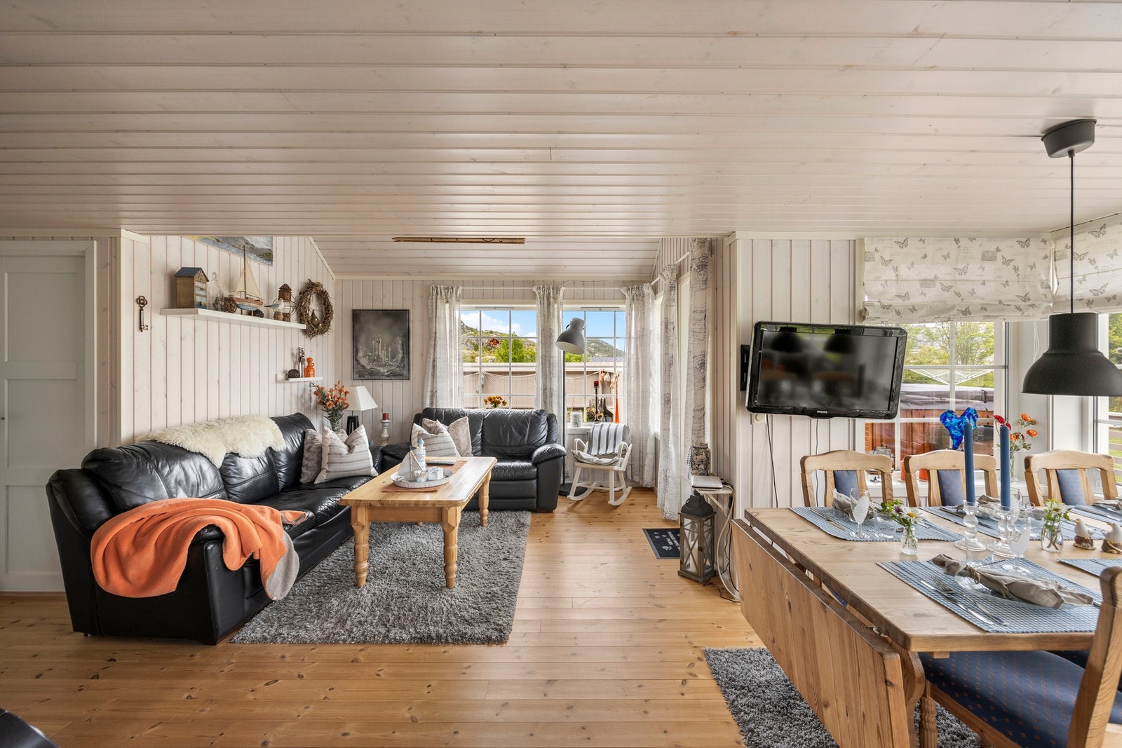 Lyst og trivelig allrom med god plass til flere sittegrupper! Galleribilde