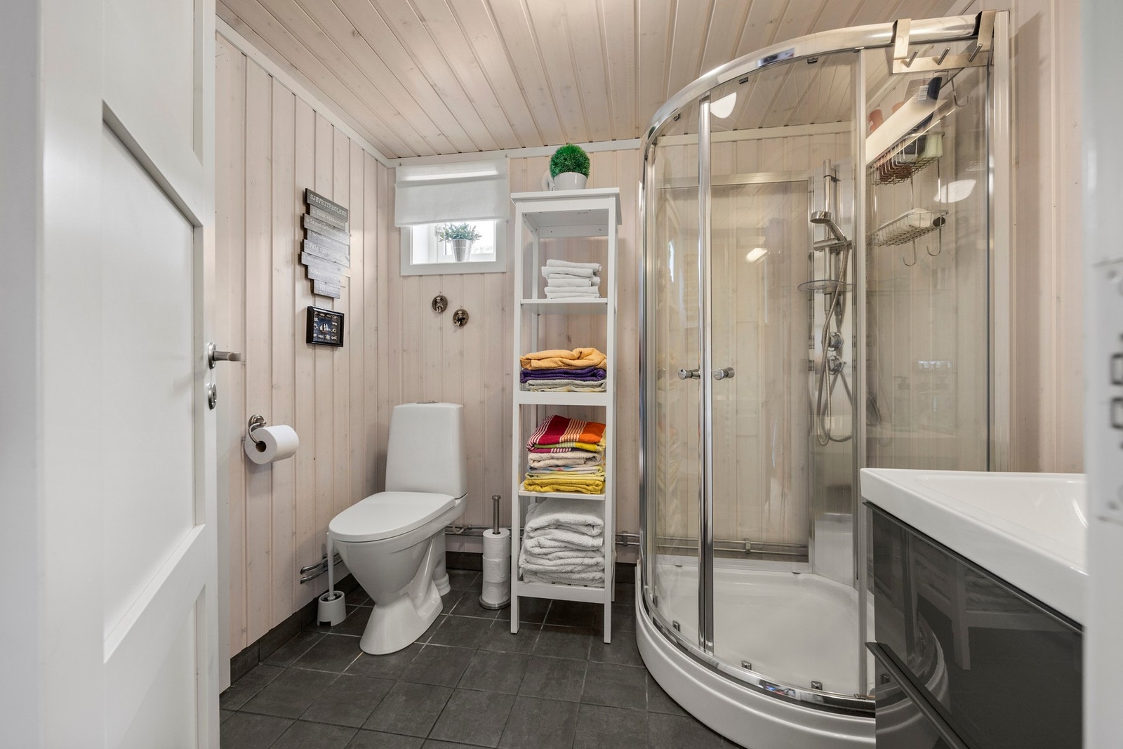 Bad/WC - ca 4,5 kvm. Utstyrt med servantskap, toalett og dusjkabinett Galleribilde