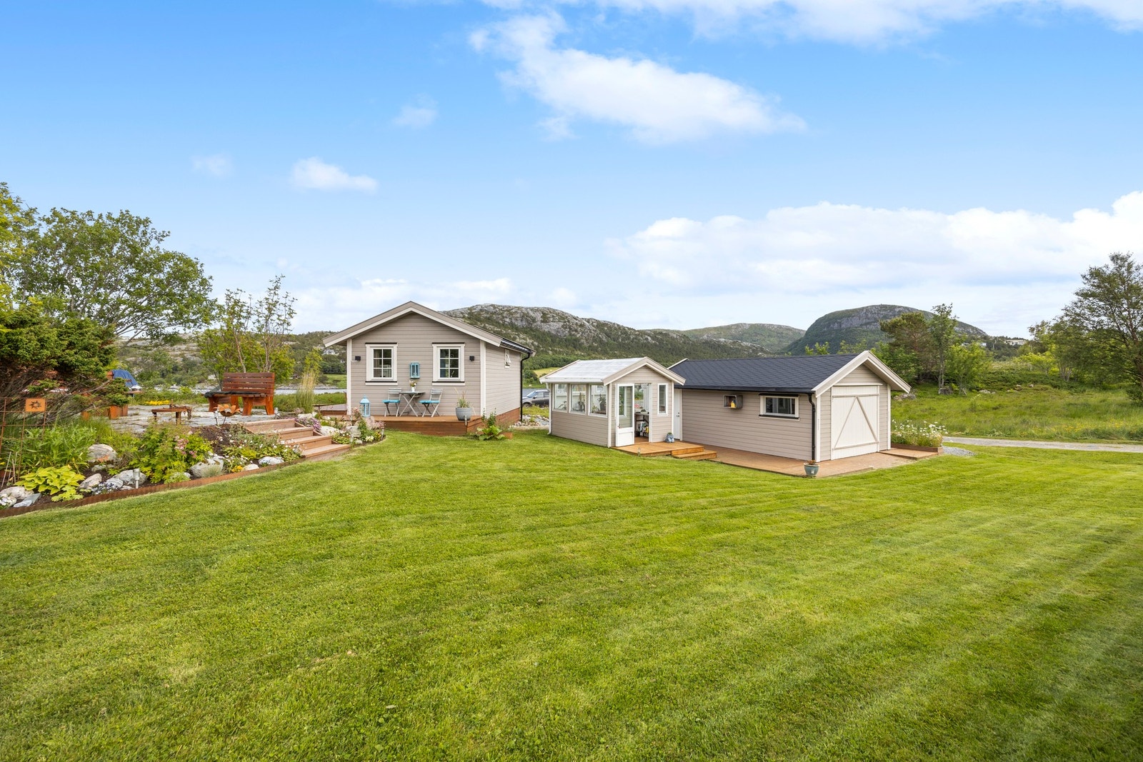 Anneks, hagestue og uthus er pent opparbeidet på tomten. Galleribilde