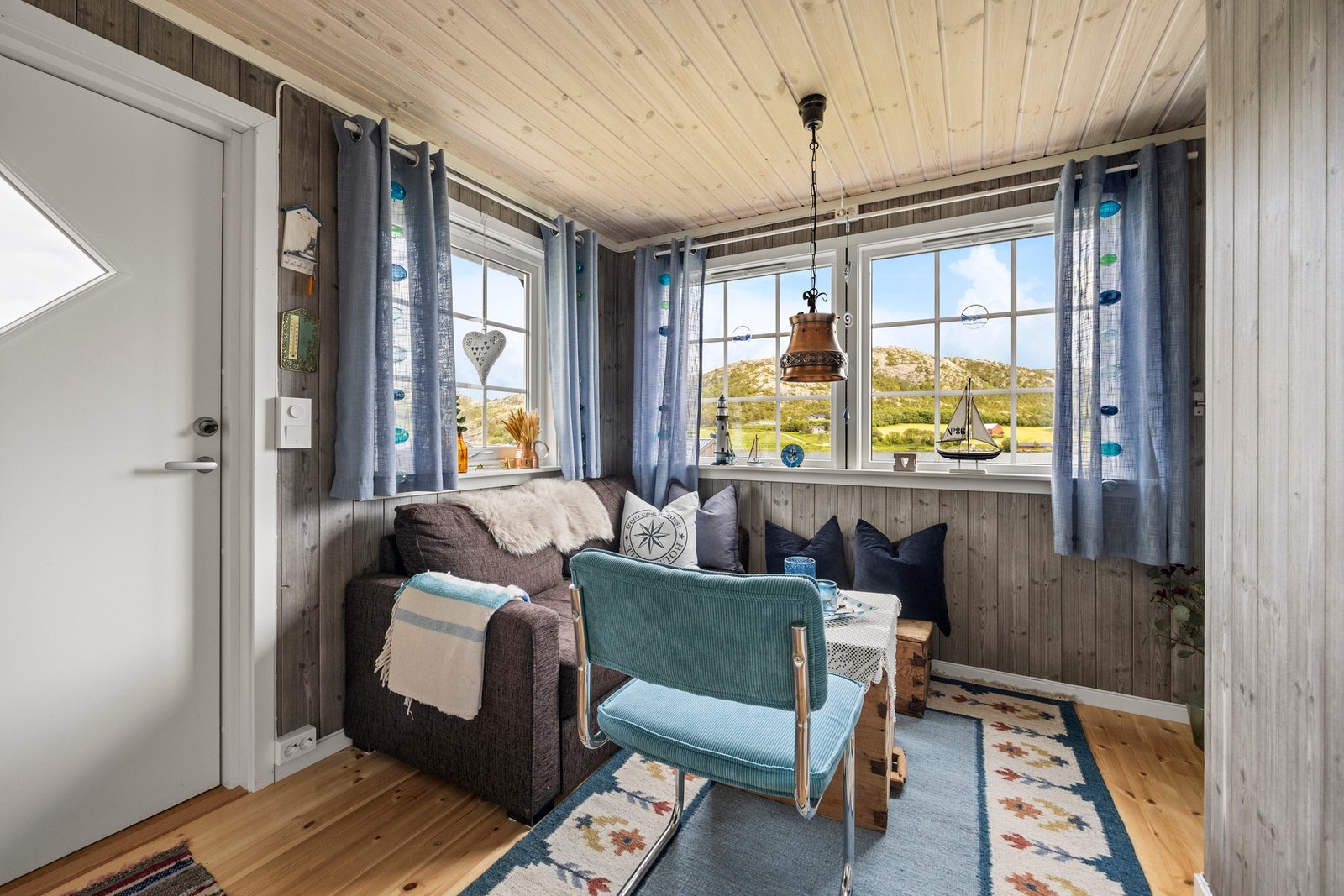 Anneks. Stue med plass til sofa Galleribilde