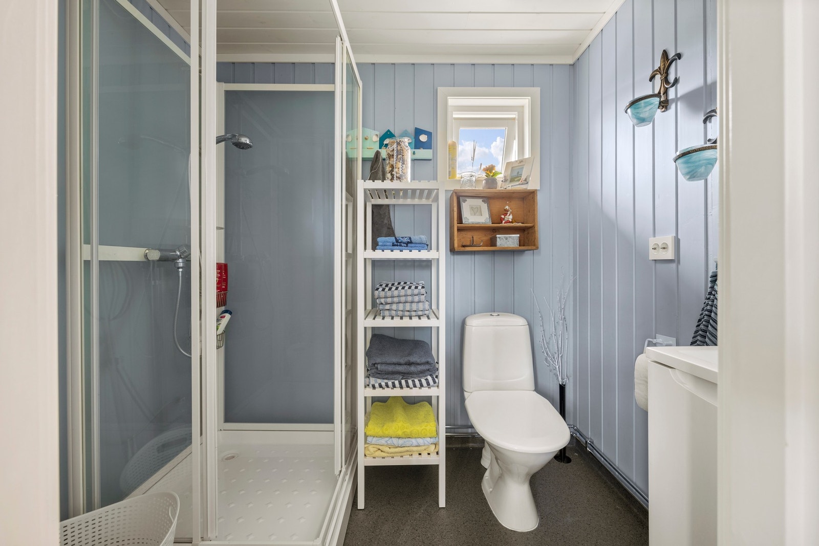 Anneks. Bad med dusjkabinett og toalett Galleribilde