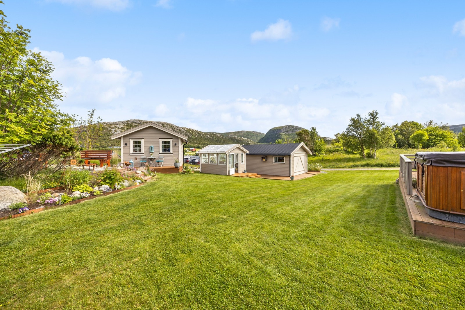 Tomten måler 1122 kvm og har godt med boltreplass for hele familien! Galleribilde