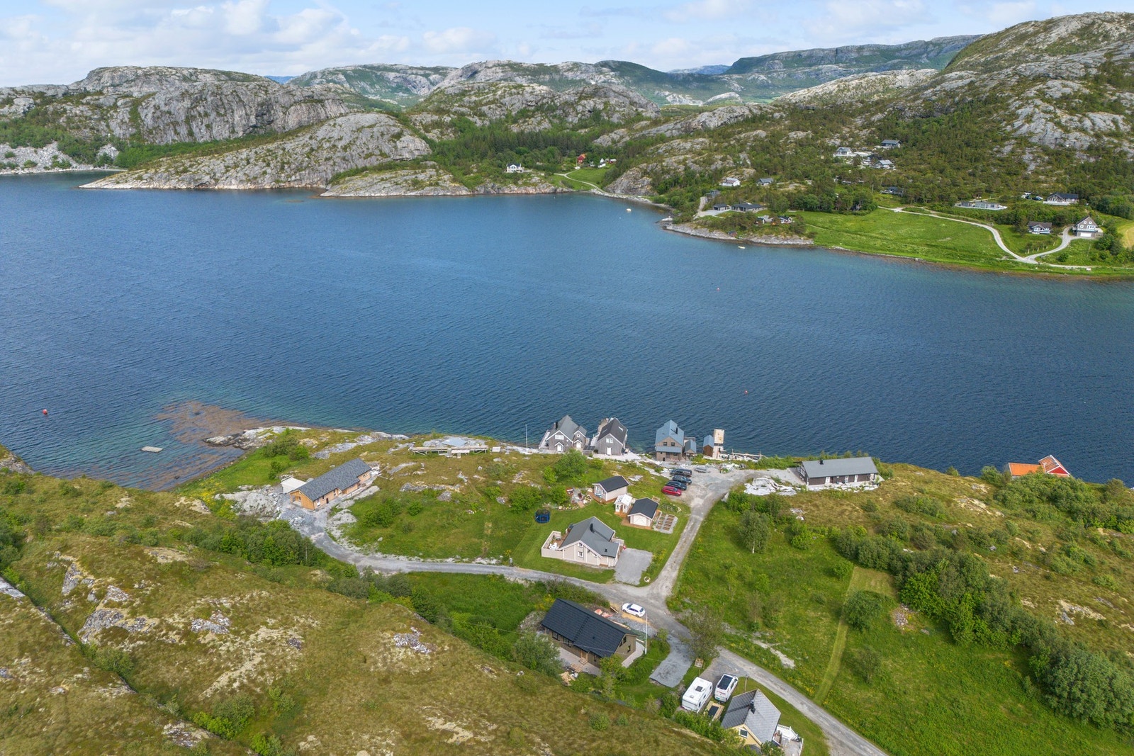 I umiddelbar nærhet finner du småbåthavn; ideelt for båtturer, fiske og bading Galleribilde