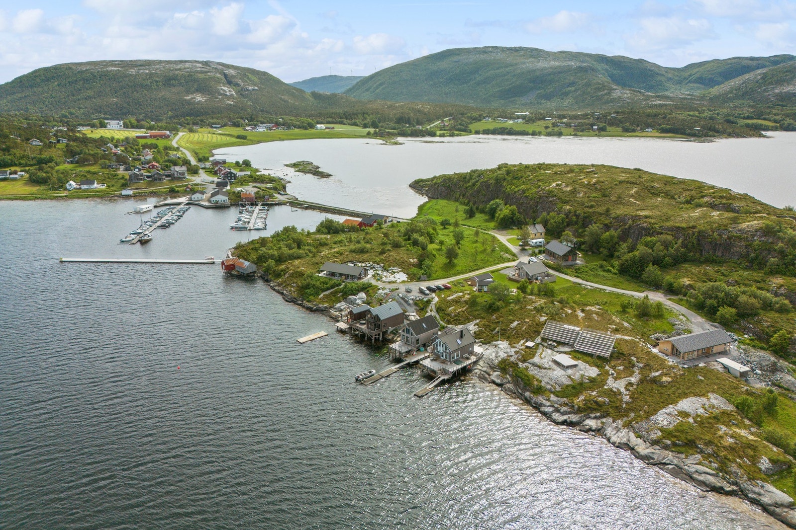 Ca 1 t og 30 min til Steinkjer, ca 1 t og 20 min til Namsos. Galleribilde