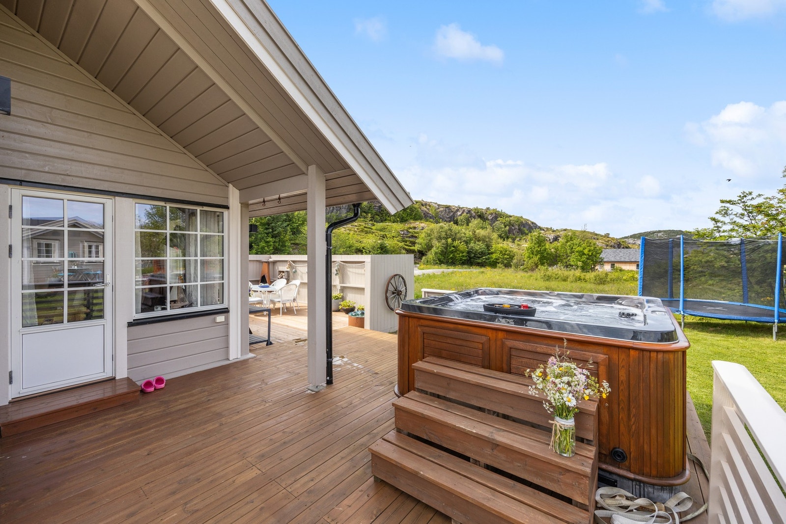 Fra stuen er det utgang til terrasse Galleribilde