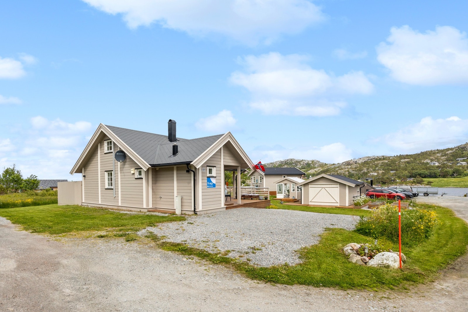 Gruslagt gårdsplass med plass til flere biler Galleribilde