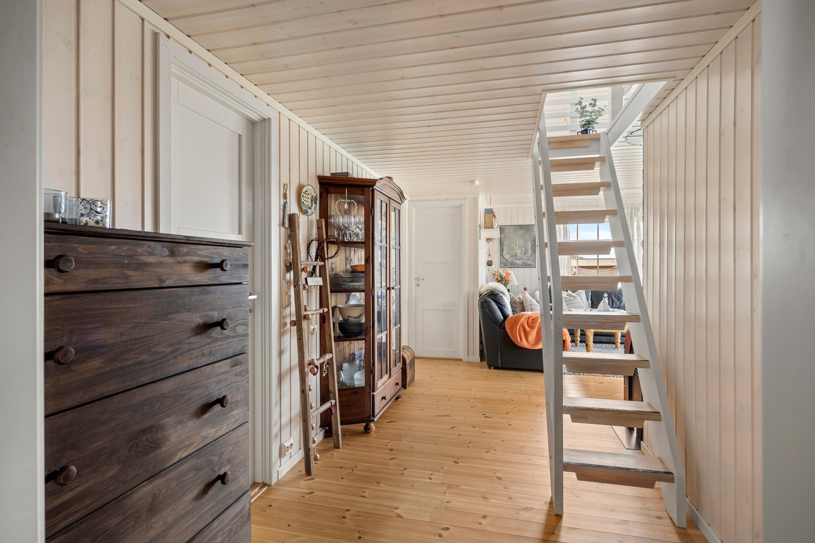 Fra gangen går det trapp opp til hems Galleribilde