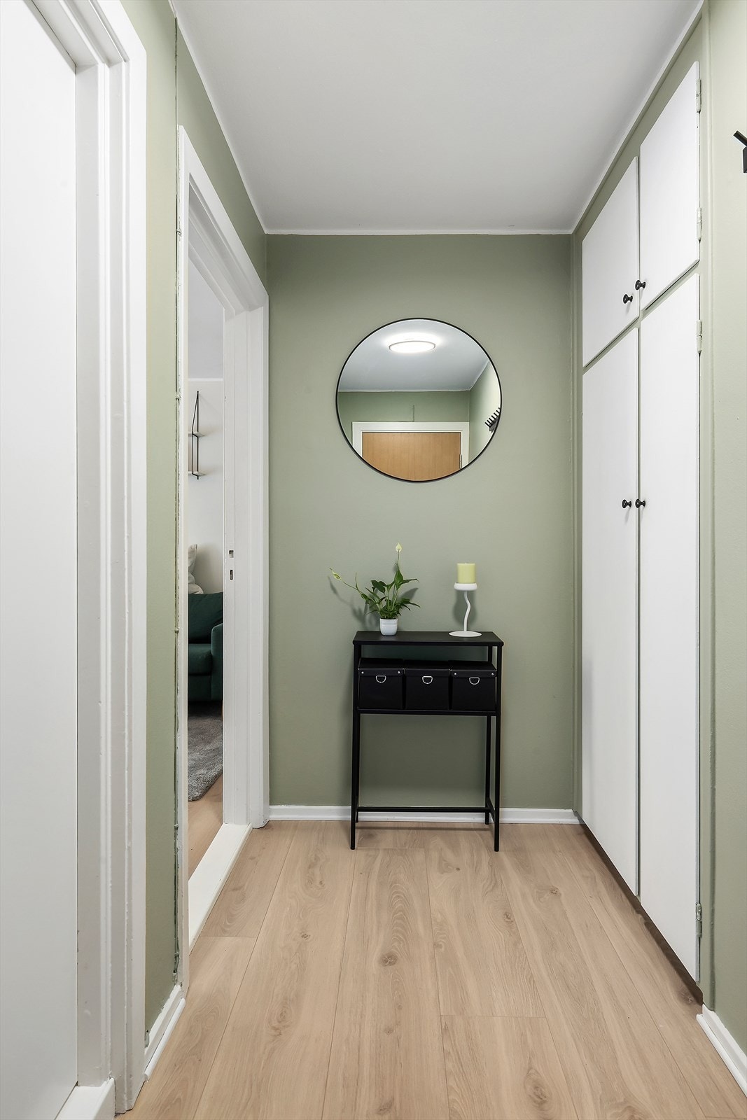 Entré med oppbevaringsmuligheter i integrerte skap Galleribilde