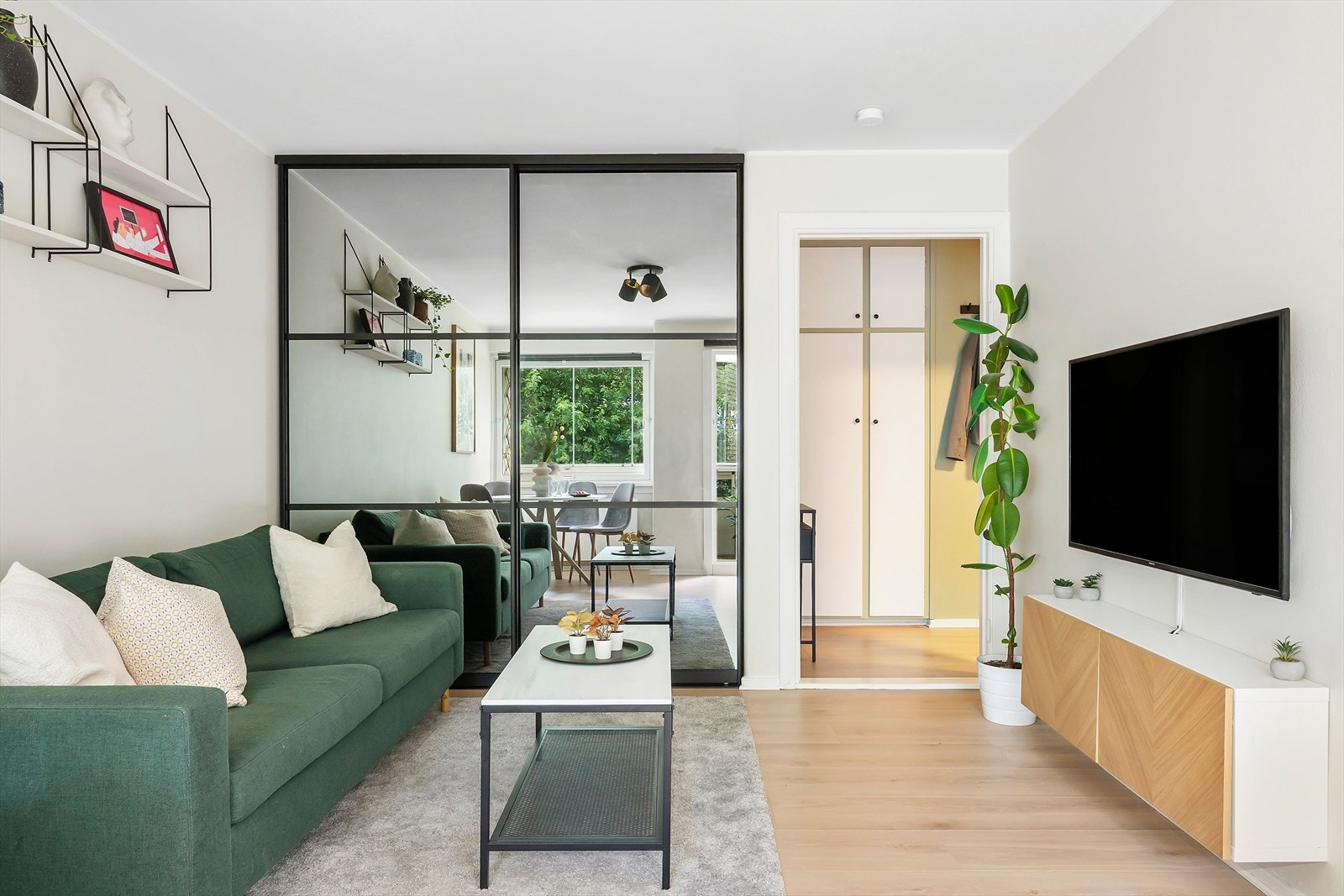 Via skyvedør er det adkomst til en praktisk sovealkove Galleribilde