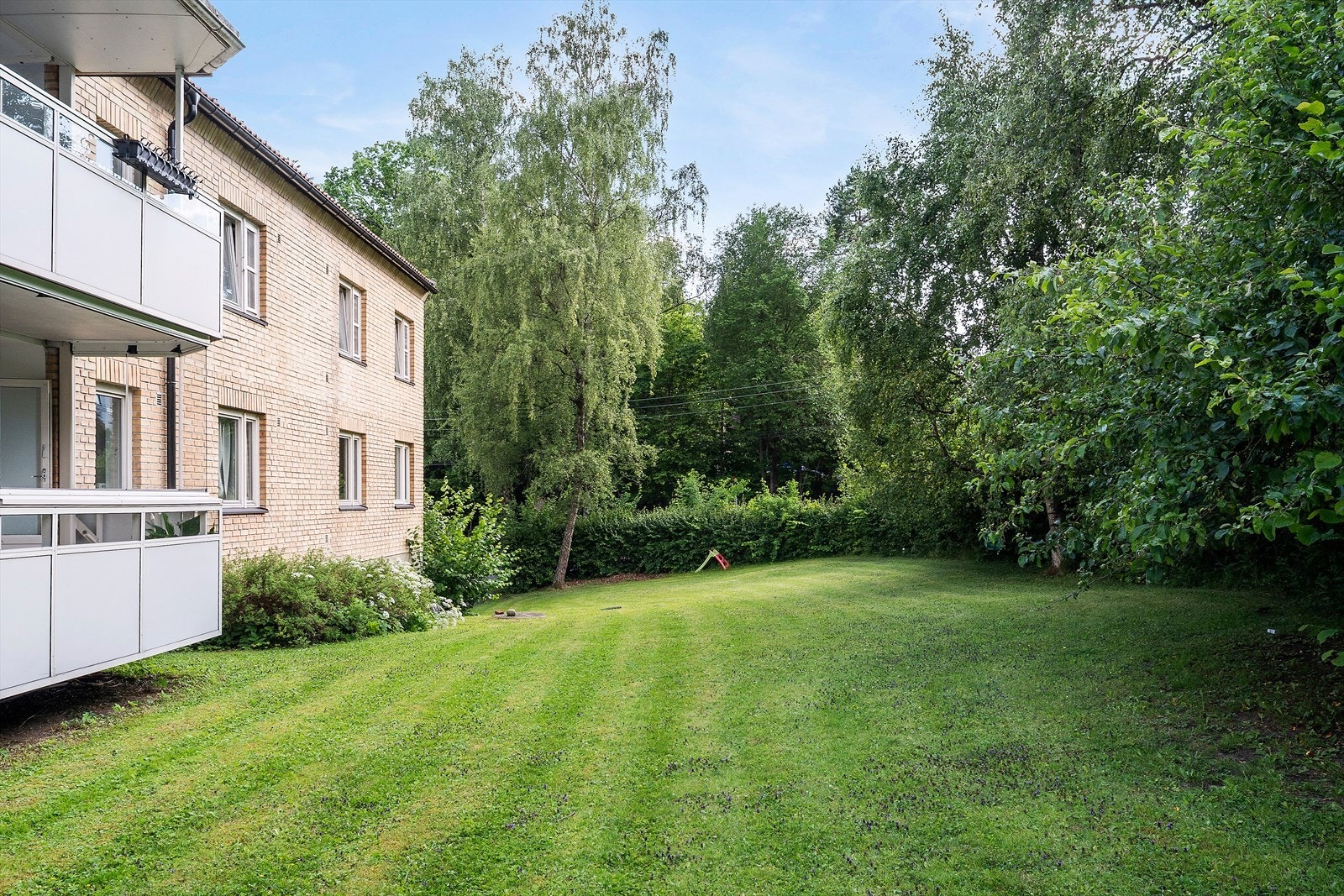 Fellesområdene er store, samt pent opparbeidet med gressplen, beplantning og trær. En rolig og skjermet bakhage lett tilgjengelig Galleribilde