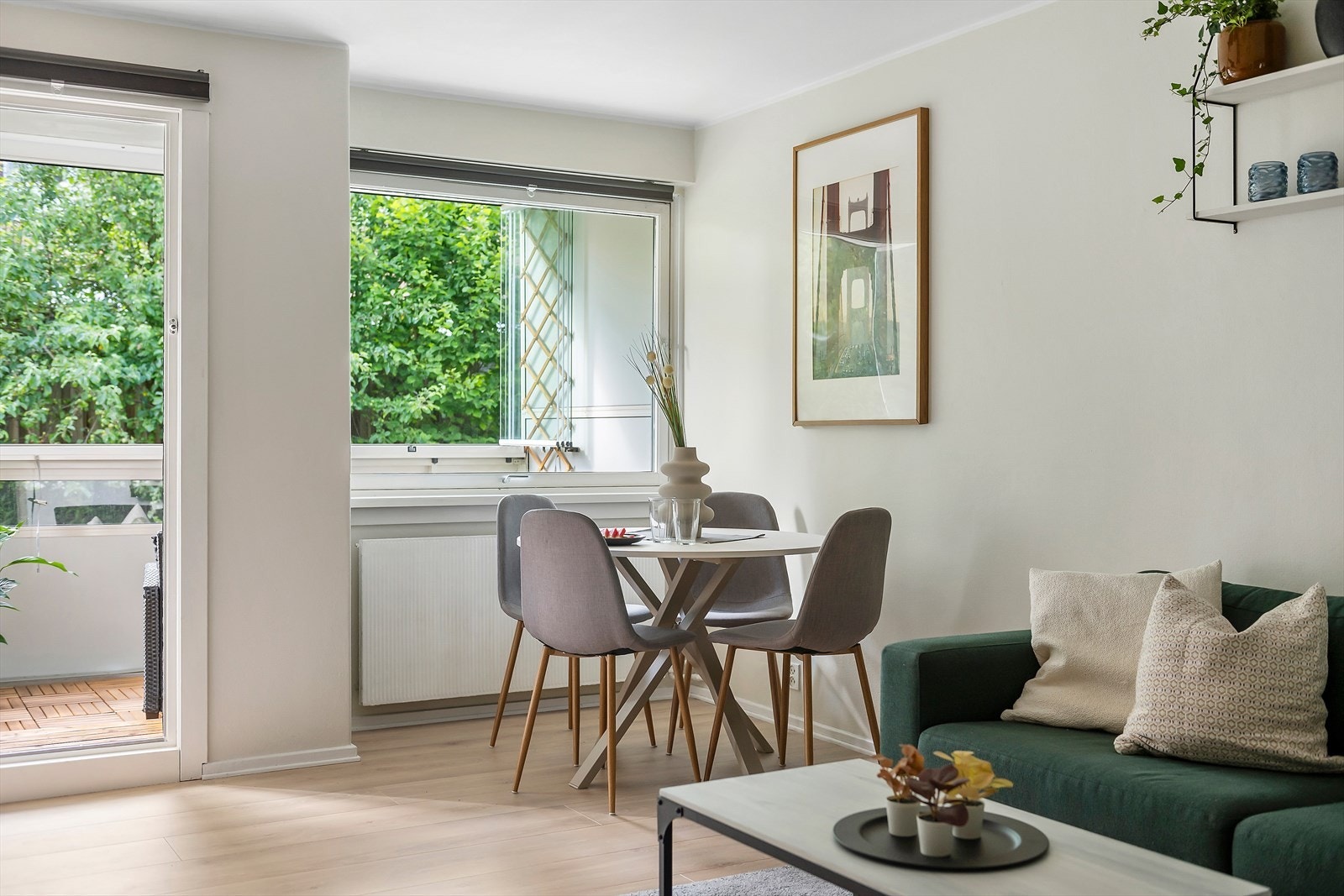 Stuen har møbleringsmuligheter for både sofagruppe og spisebord. Usjenert og tilbaketrukket mot grøntområder Galleribilde