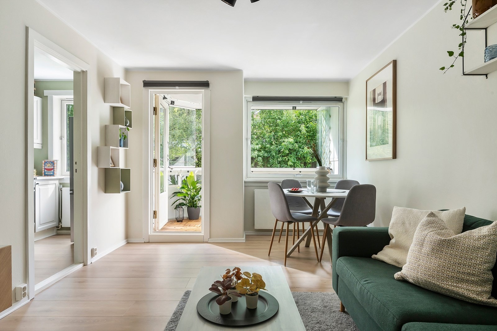 Store vindusflater og veldisponerte kvadratmeter gir en luftig og romslig romfølelse Galleribilde